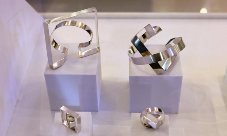 Prata ultrapassa 50 dólares por onça e atinge recorde desde 1993