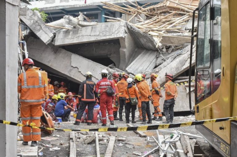 Novo balanço aponta para sete mortos em desabamento de escola na Indonésia