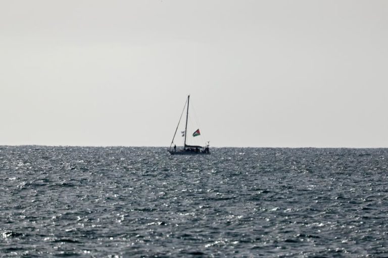 Último navio da flotilha que ainda viajava para Gaza foi intercetado