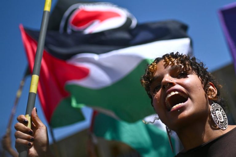 Flotilha Global Sumud diz que um navio continua rumo à Faixa de Gaza