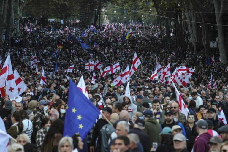 Milhares concentram-se na Geórgia para exigir demissão do Governo