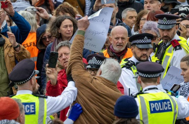 Polícia britânica com poderes para impor mais restrições a manifestações