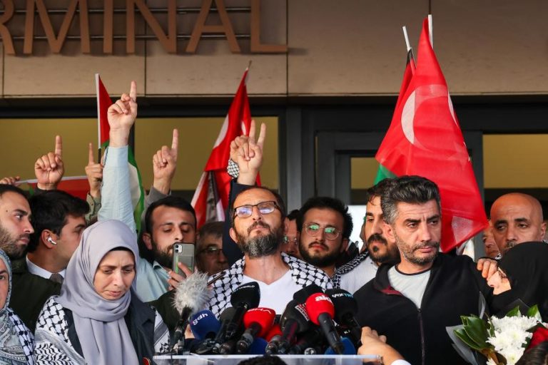 Elementos da flotilha dizem que foram “tratados como animais” por Israel