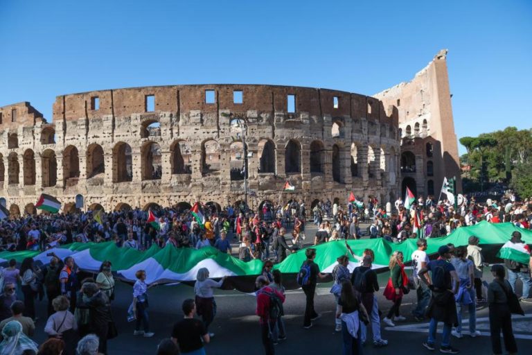 Milhares manifestam-se a favor dos palestinianos em todo o mundo