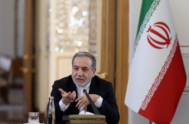 Irão anuncia que acordo de 2015 para restringir programa nuclear expirou