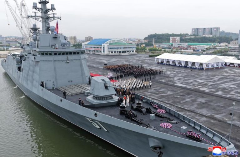 Líder norte-coreano inspeciona novo contratorpedeiro de cinco mil toneladas