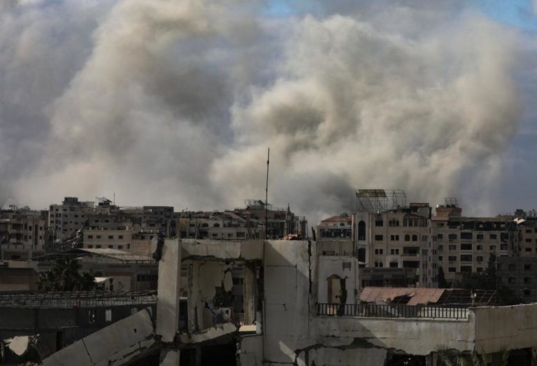 Israel ainda cerca cidade de Gaza e afirma que regressar é “extremamente perigoso”