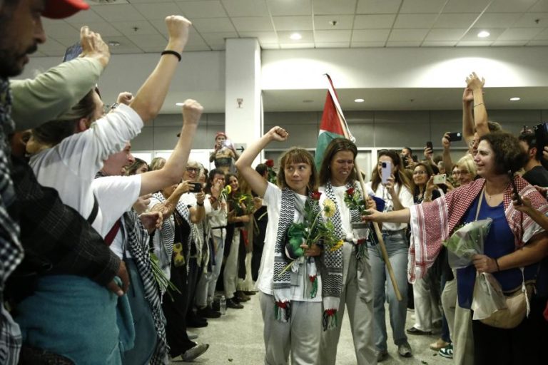 Chegaram a Atenas 161 das 171 pessos hoje expulsas por Israel incluindo Thunberg