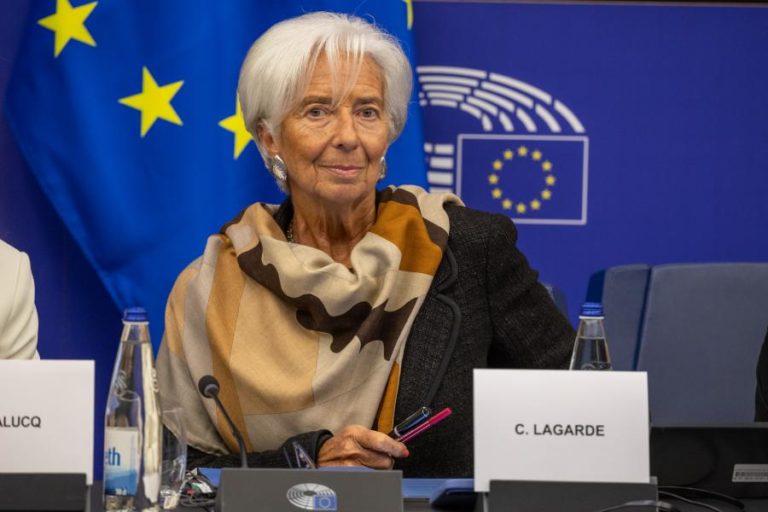 Lagarde alerta para riscos de novas tensões comerciais nas exportações e consumo