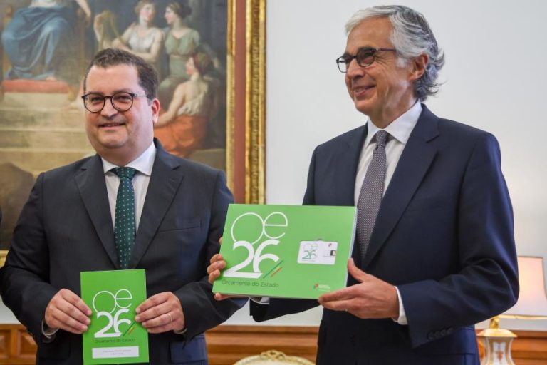 Ministro das Finanças entregou proposta de OE2026 na Assembleia da República
