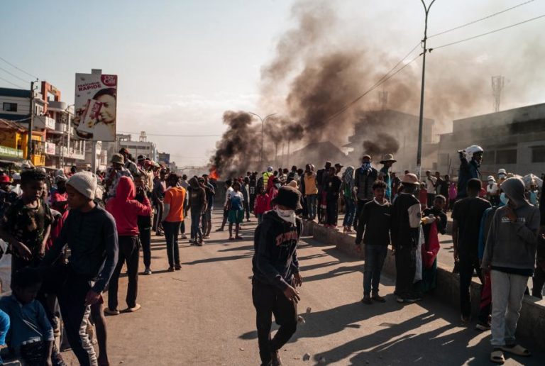 Militares em Madagáscar apelam à desobediência e recusam disparar contra manifestantes