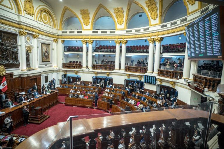 Parlamento peruano destitui Presidente Dina Boluarte