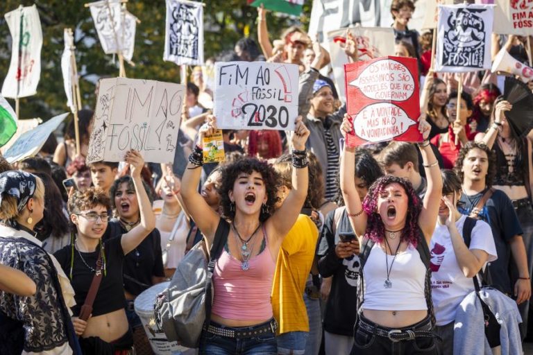 Cerca de 200 jovens manifestam-se hoje pelo fim ao fóssil em Lisboa