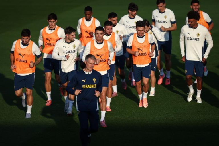 Dalot e Neves no ‘onze’ de Portugal para receber a Irlanda