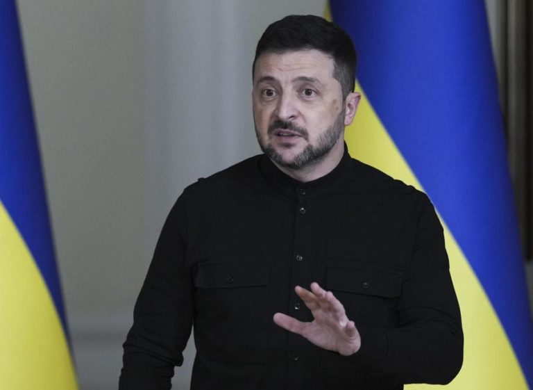 Zelensky queixa-se de novos bombardeamentos contra infraestruturas civis