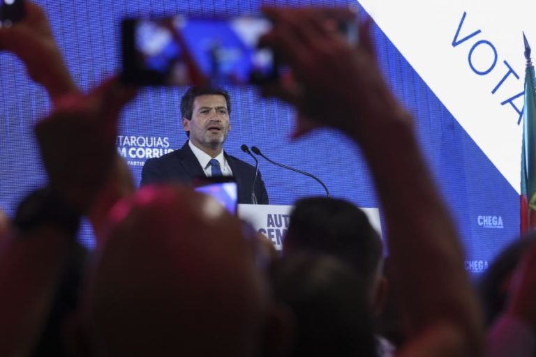 Ventura critica posições de Gouveia e Melo sobre imigração e recusa comparar um imigrante a um português