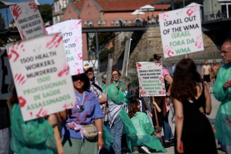 Participação israelita em evento médico internacional juntou 20 manifestantes no Porto