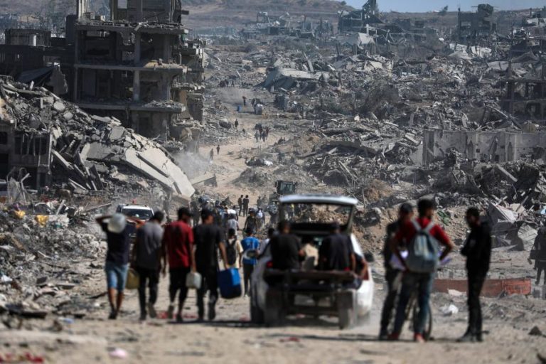 Imagens de drone mostram milhares a regressarem à principal cidade de Gaza devastada