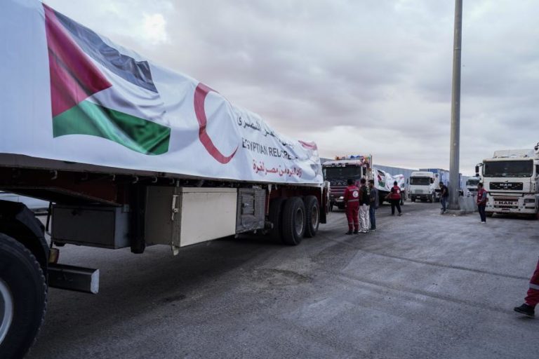 Camiões com ajuda para Gaza voltam ao Egito depois de ataque de Israel