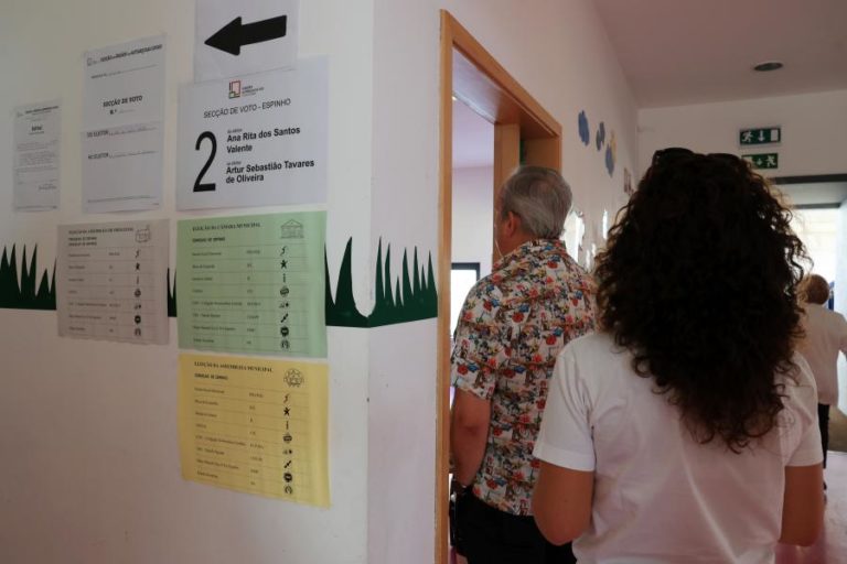 Mesas de voto encerraram às 19:00 no continente e na Madeira