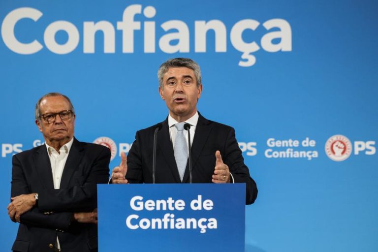 Carneiro diz que “PS voltou” mas assume menos câmaras do que AD