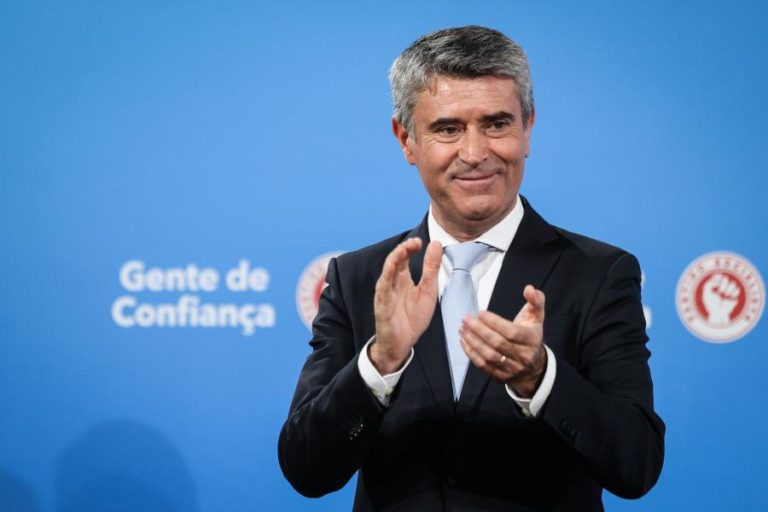 Carneiro anuncia “abstenção exigente” do PS com críticas ao OE2026