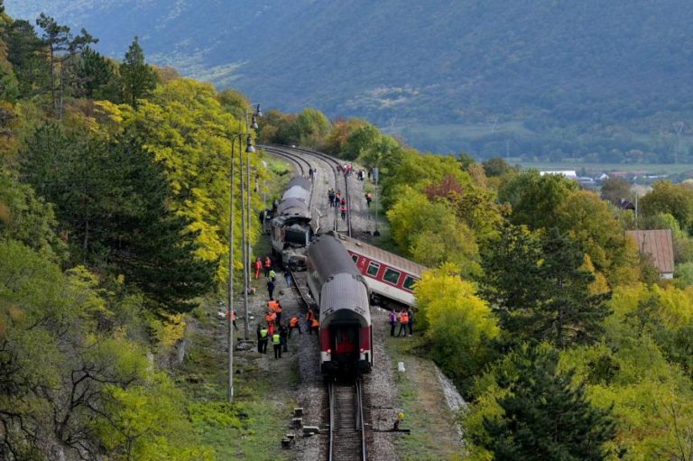 Quase cem feridos em colisão de comboios no sul da Eslováquia