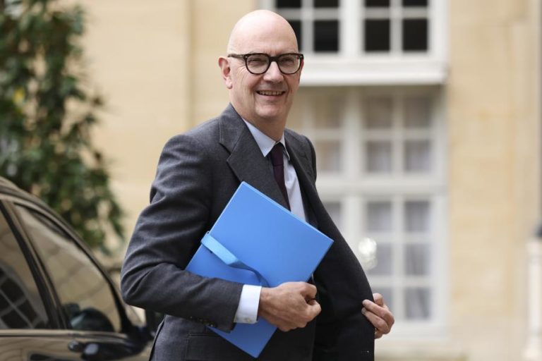 Governo francês adota imposto excecional para grandes empresas sob pressão socialista
