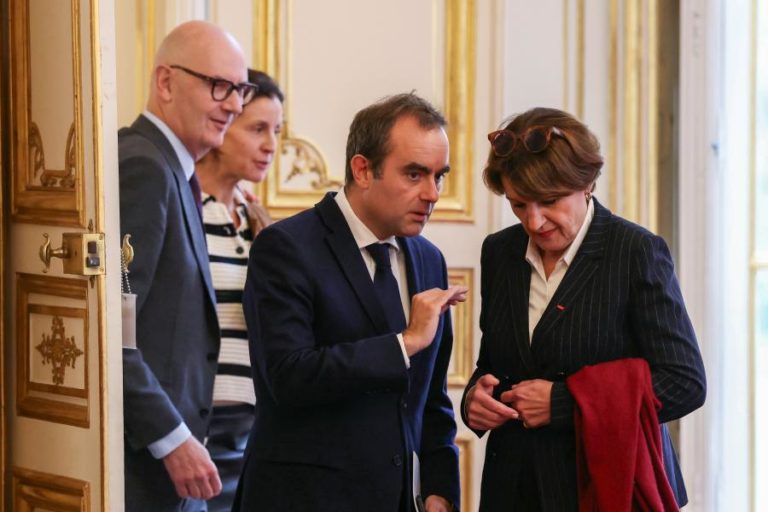 PM francês sobrevive a moção de censura do partido de esquerda LFI