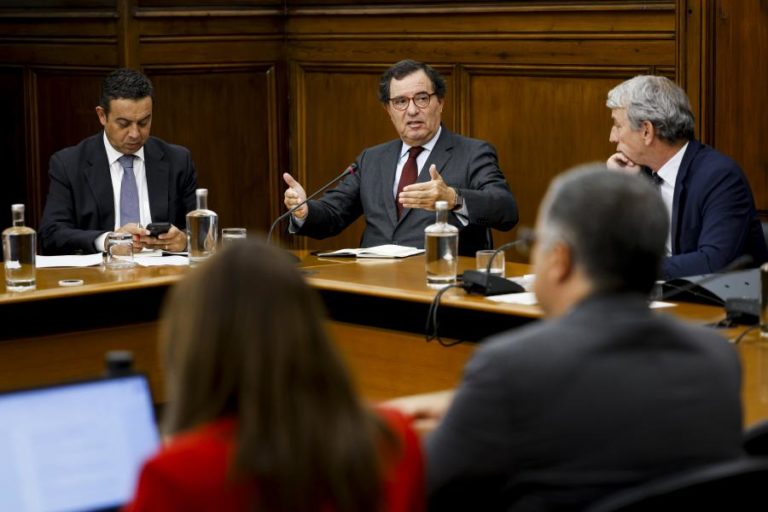 Ministro diz que falta mão-de-obra em Portugal para construir