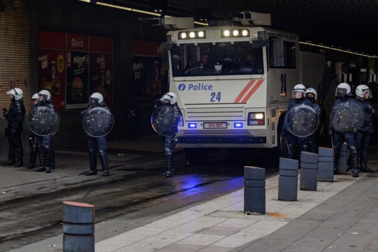Polícia utiliza gás lacrimogéneo para dispersar manifestantes em Bruxelas