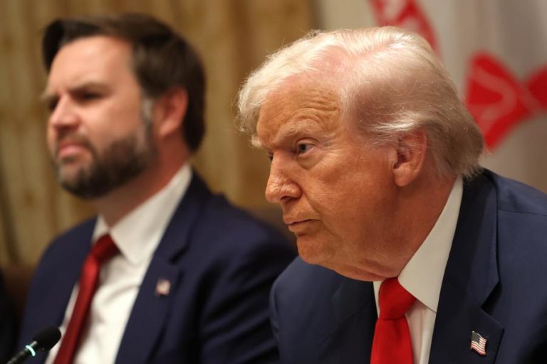 Trump avisa Hamas para entregar armas ou será desarmado pela força