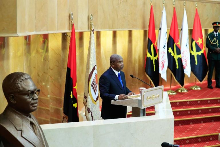 João Lourenço pede à Suíça que cumpra decisão judicial e devolva dinheiro de Angola