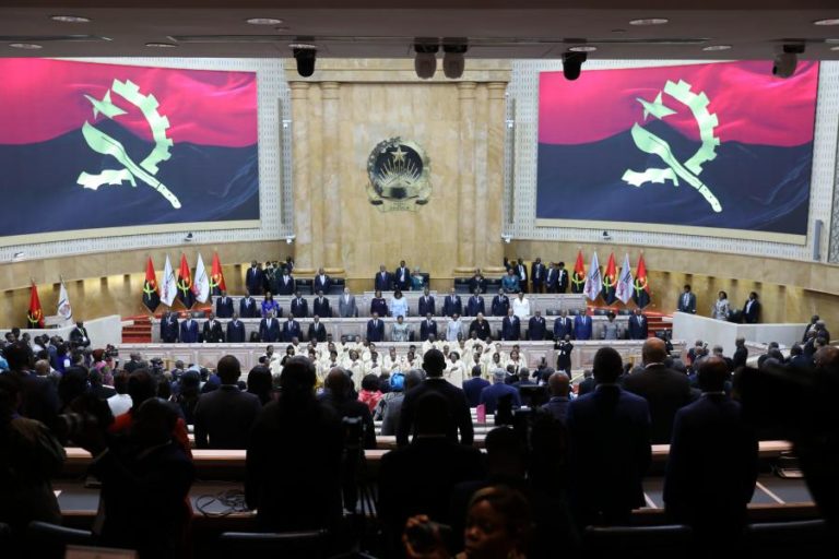 João Lourenço anuncia condecoração de Jonas Savimbi e Holden Roberto