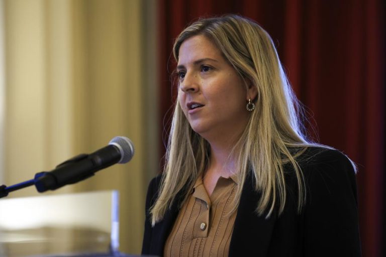 Ministra da Cultura considera que “faz sentido” reduzir IVA de obras de arte para 6%