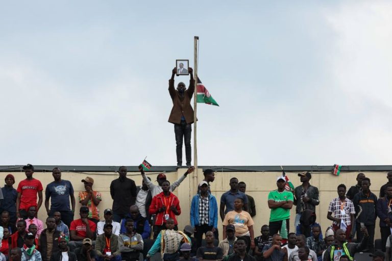 Dezenas de feridos em debandada na cerimónia fúnebre de ex-PM queniano Raila Odinga