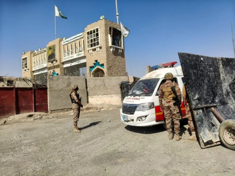 Paquistão e Afeganistão prometem respeitar cessar-fogo após semana de combates