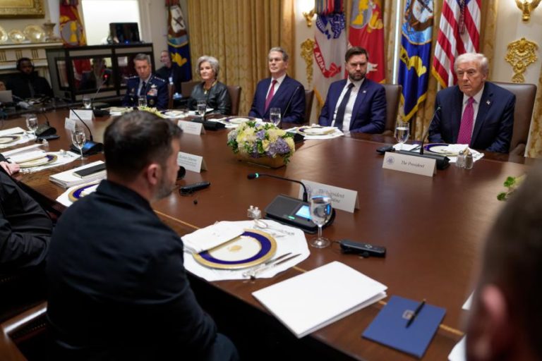 Reunião Trump-Zelensky termina com apelo a acordo de paz e sem anúncio sobre Tomahawk