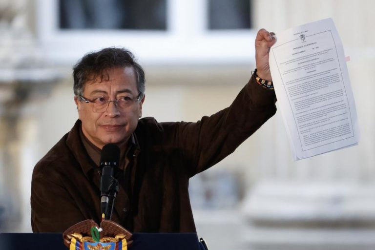 Presidente colombiano convoca manifestação após absolvição de Uribe