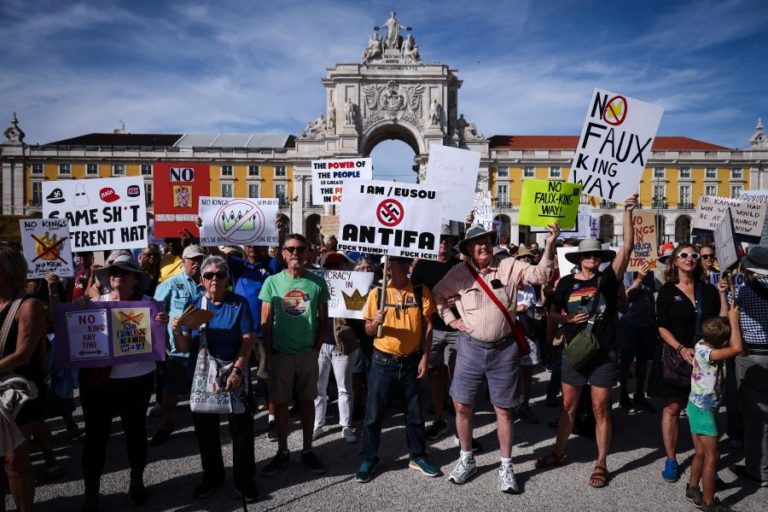 Norte-americanos protestam em Lisboa contra políticas de Trump