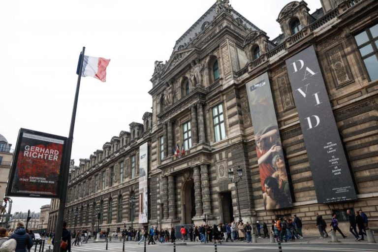 Tiara da imperatriz Eugénia entre peças roubadas no Louvre