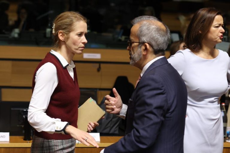 Pressionar Kiev não é “a abordagem correta” para travar agressão russa, segundo a UE