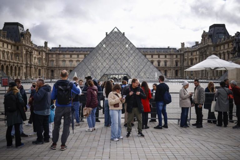 Museu do Louvre reabriu três dias após roubo de joias