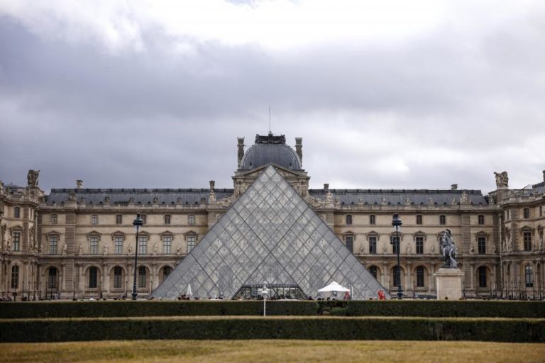 PR da França pede rapidez no reforço de segurança no Museu do Louvre