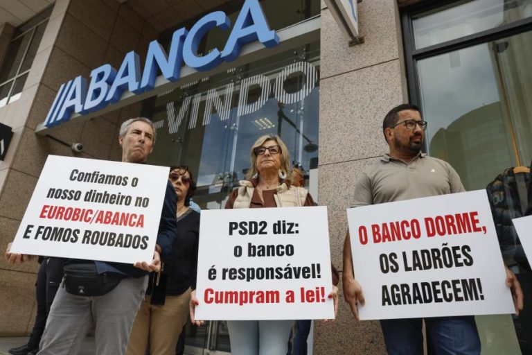 Clientes do Eurobic em frente ao banco a acusar de nada fazer após fraudes de milhares de euros