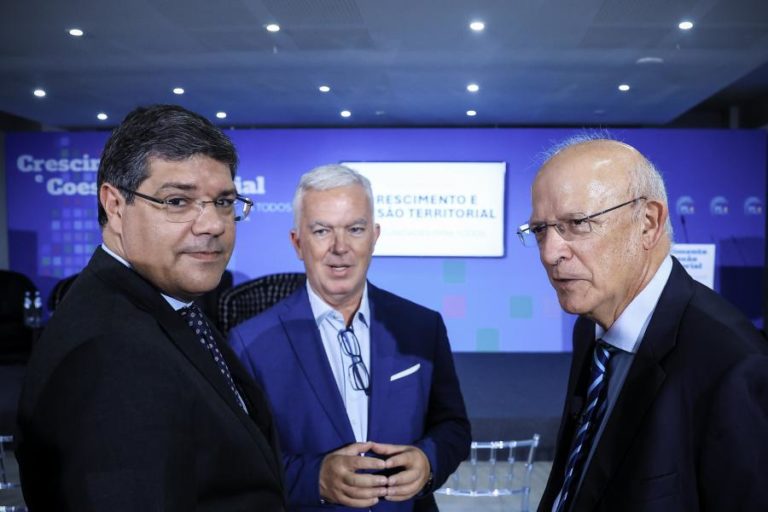 Santos Silva vê com “toda a naturalidade” apoio do PS a Seguro nas presidenciais