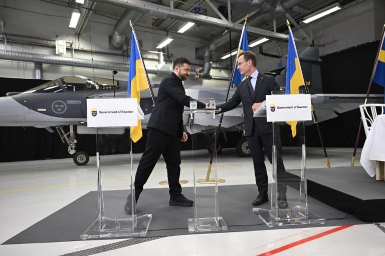 Zelensky assina acordo para a compra de até 150 caças Gripen suecos