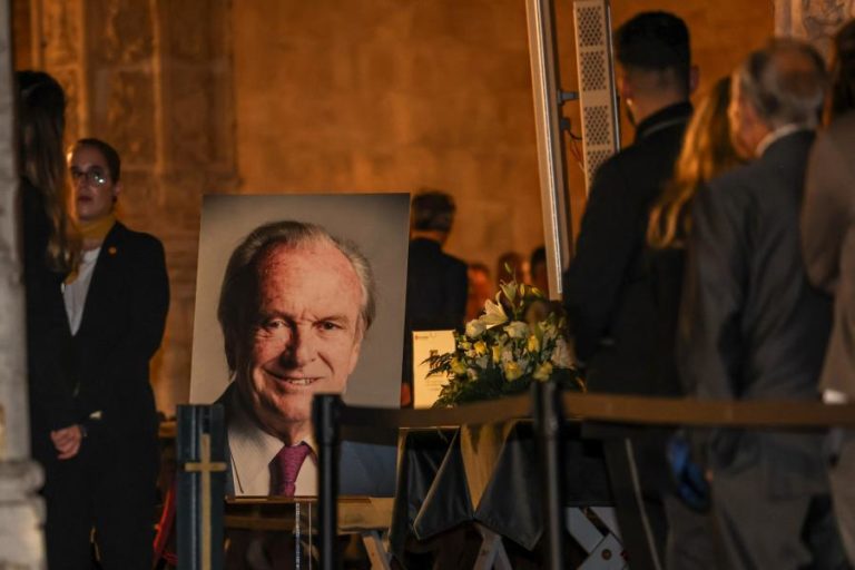 Políticos, figuras da televisão e populares no velório de Pinto Balsemão