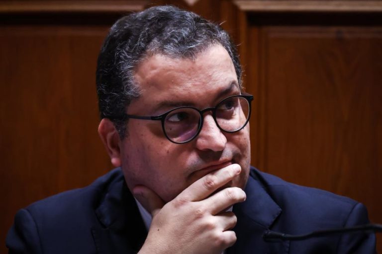 OE2026: Número de funcionários públicos não pode continuar a aumentar – ministro