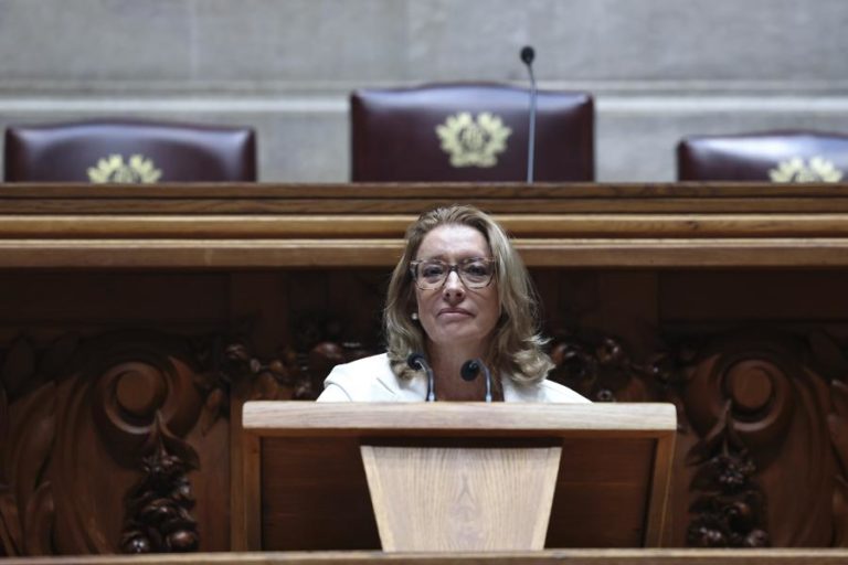 Ministra do Trabalho diz que é preciso “calibrar” direitos de pais e mães